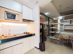 Refrigerador con freezer, placa de cocina, mesa de comedor