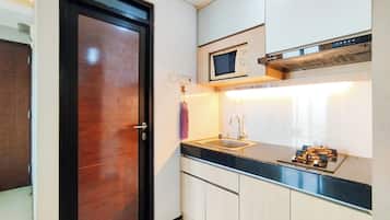Refrigerador con freezer, placa de cocina, mesa de comedor