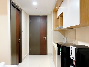 Private kitchen - Good And Cozy Living Studio Pollux Chadstone Apartment (Cikarang)