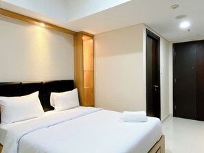 Deluxe Studio | Desk, free WiFi - Good And Cozy Living Studio Pollux Chadstone Apartment (Cikarang)