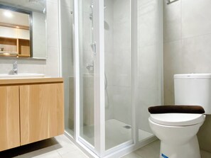 Estudio Deluxe | Baño | Ducha y toallas