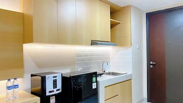 Deluxe Studio | Private kitchen | Fridge, stovetop