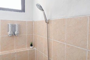 Apartemen Deluks | Kamar mandi | Shower dan handuk