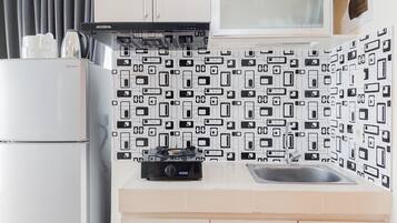 Studio Deluks | Dapur pribadi | Lemari es besar dan kompor
