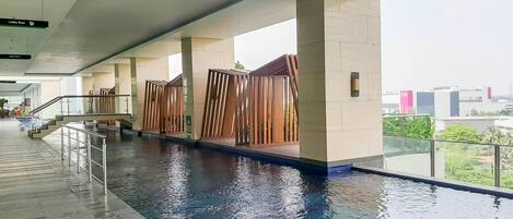 Una piscina al aire libre