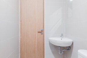 Studio Deluks | Kamar mandi | Shower dan handuk