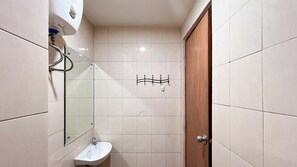 Estudio Deluxe | Baño | Ducha y toallas