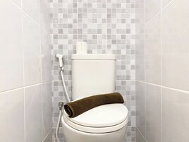 Deluxe Studio | Bathroom | Shower, towels