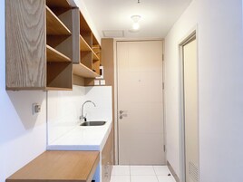 Deluxe Studio | Private kitchen | Mini-fridge, stovetop, electric kettle