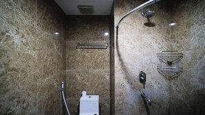 Monolocale Deluxe | Bagno | Doccia, asciugamani