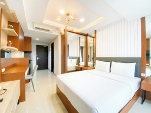 Deluxe Studio | Desk, free WiFi