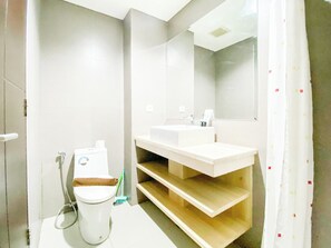 Deluxe Studio | Bathroom | Shower, towels