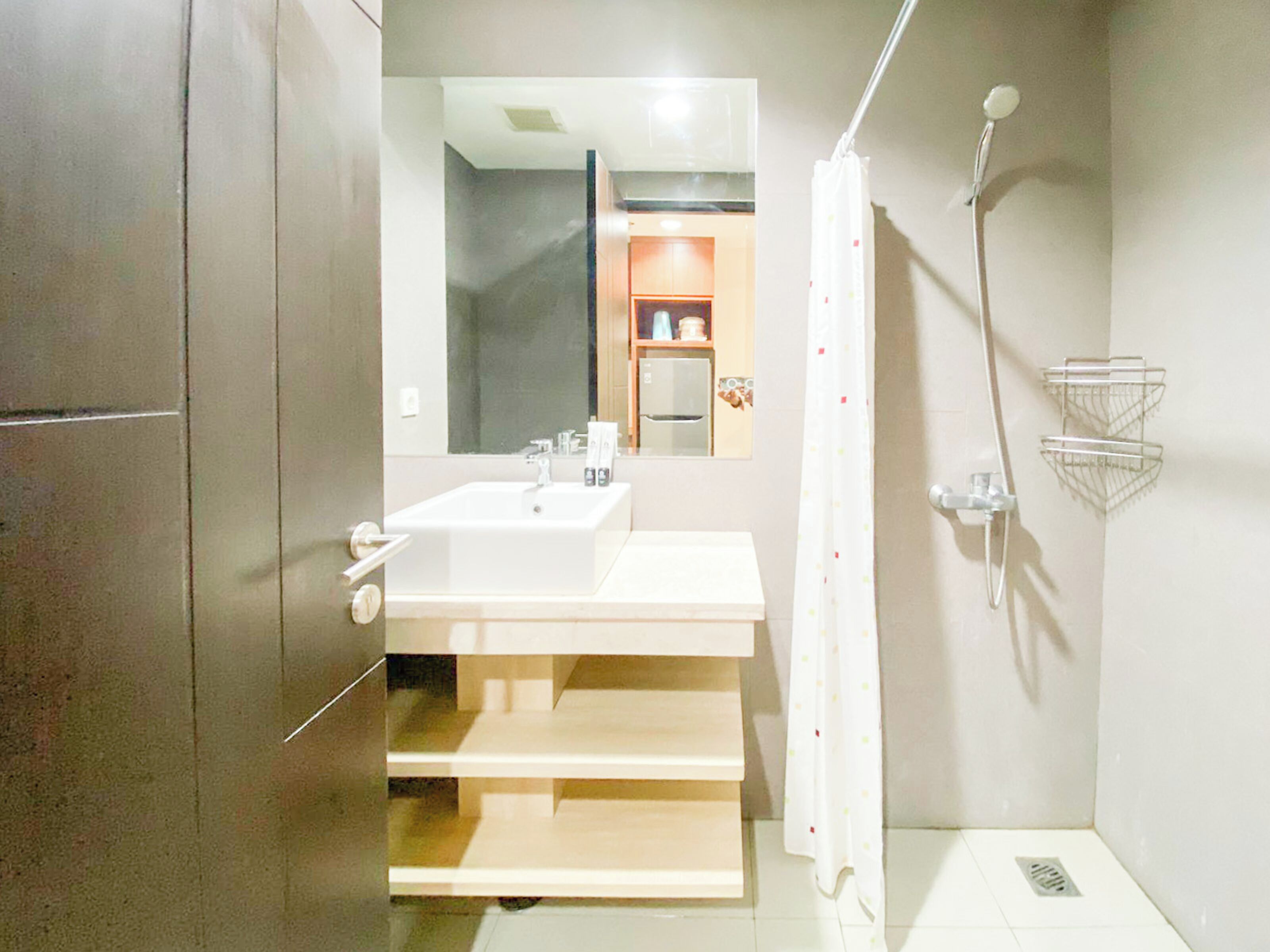 Deluxe Studio | Bathroom | Shower, towels