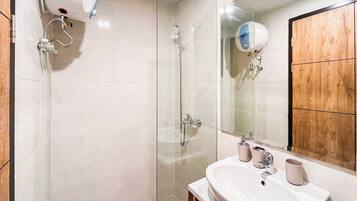 Deluxe Studio | Bathroom