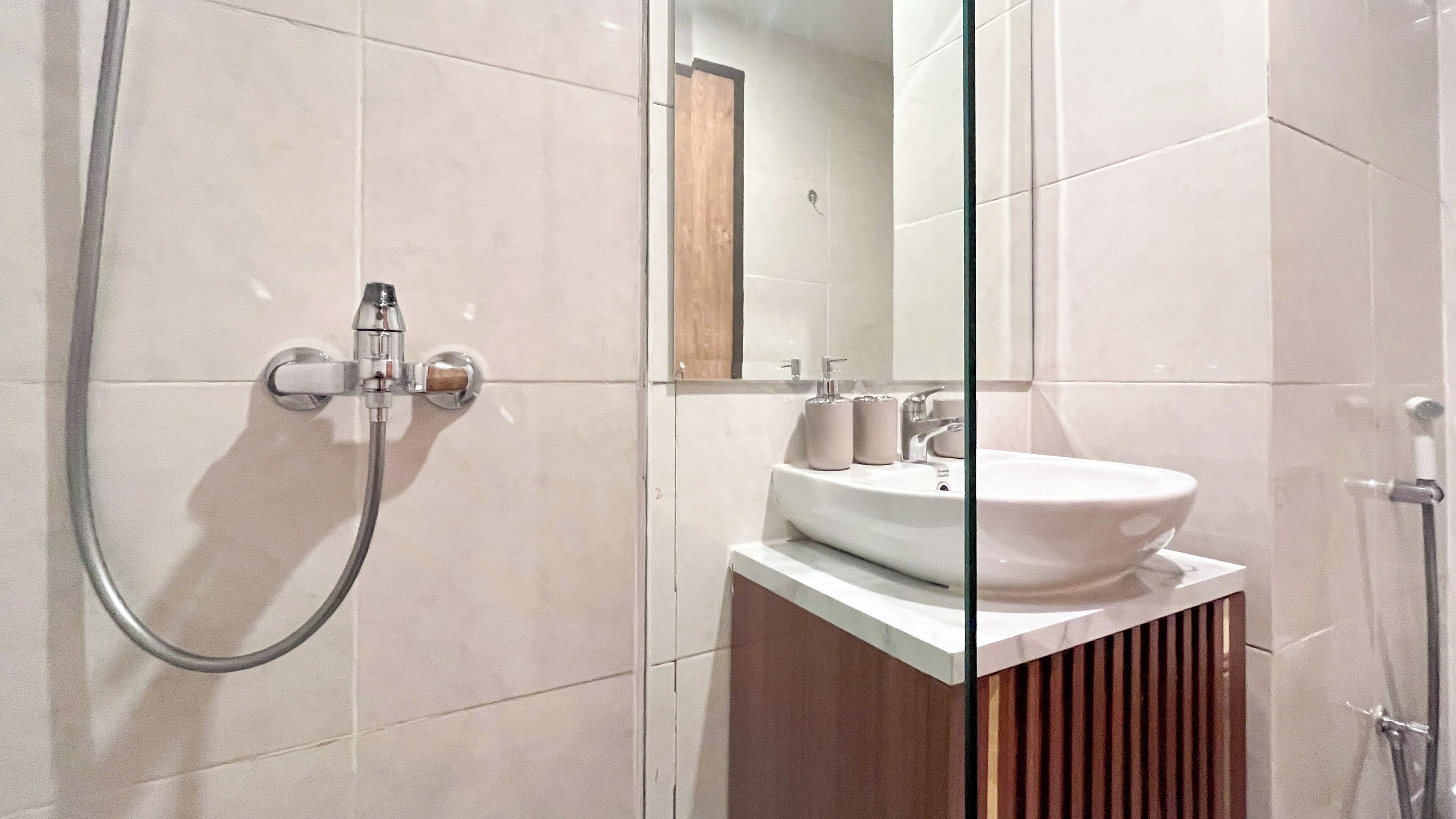 Deluxe Studio | Bathroom | Shower, towels