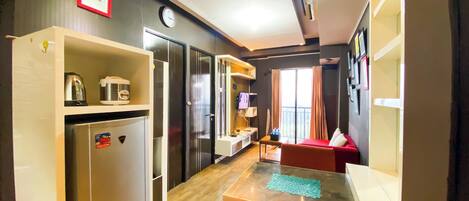 Deluxe Apartment | Private kitchen | Fridge, stovetop, dining tables