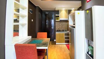 Căn hộ Deluxe | Bếp riêng | Tủ lạnh, bếp nấu, bàn ăn