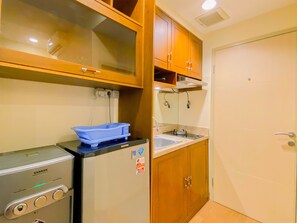 Deluxe Studio | Private kitchen | Fridge, stovetop - Good And Comfortable Studio At Menteng Square Apartment (Jakarta)