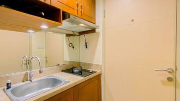 Deluxe Studio | Private kitchen | Fridge, stovetop