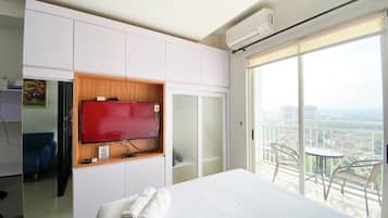 Deluxe Studio | Desk, free WiFi
