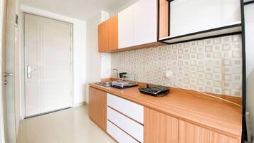 Deluxe Studio | Private kitchen | Full-size fridge, stovetop