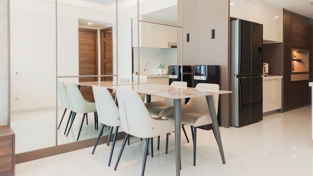 Apartemen Deluks | Dapur pribadi | Lemari es besar, microwave, kompor, dan meja makan