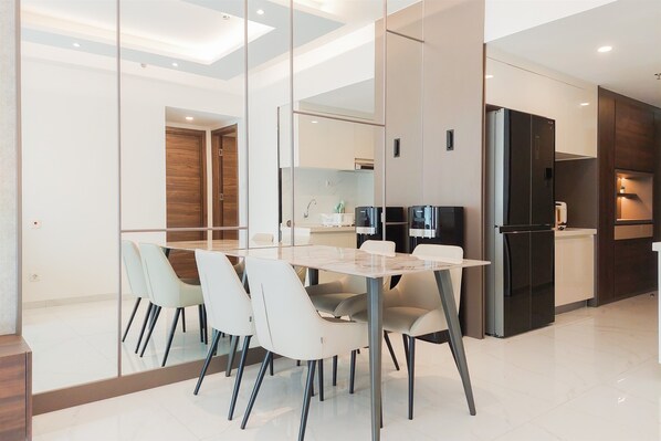 Private kitchen - Best Spacious And Stylish 3Br At Sky House Bsd Apartment (Pagedangan)