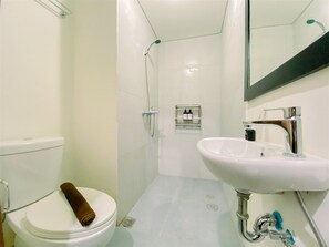 Deluxe Studio | Bathroom | Shower, towels