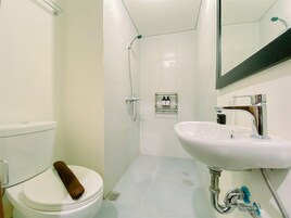 Deluxe Studio | Bathroom | Shower, towels