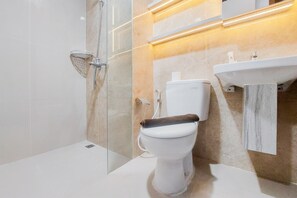 Deluxe-Studio | Badezimmer | Dusche, Handtücher