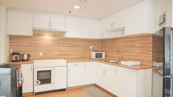 华丽公寓 | 私人厨房 | 大冰箱、微波炉、烤箱、炉灶