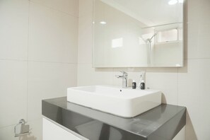 Deluxe apartman | Fürdőszoba | Zuhanyzó/kád kombinációja és törölközők