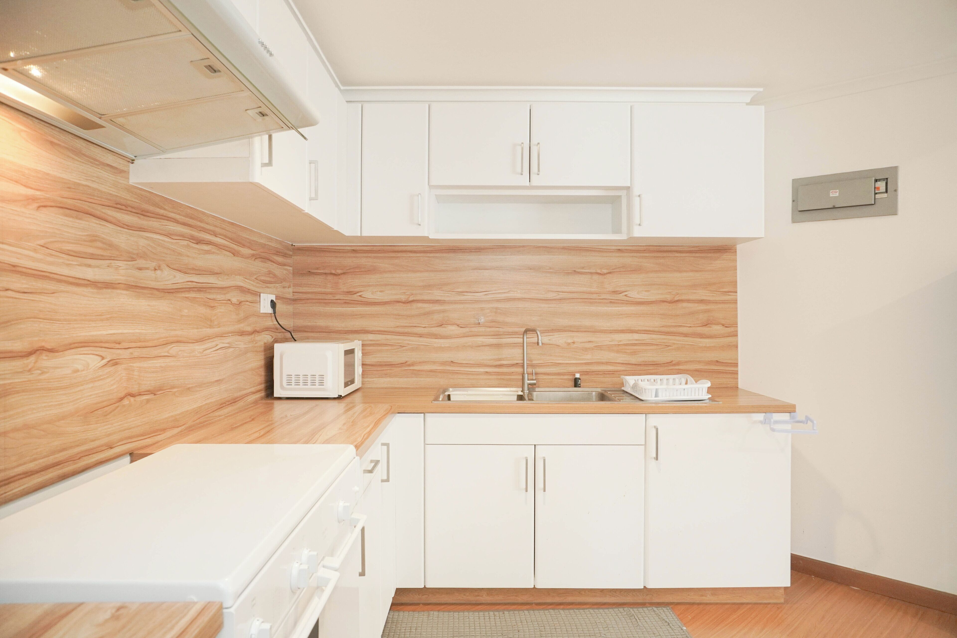 Deluxe Apartment | Private kitchen | Full-sized fridge, microwave, oven, stovetop