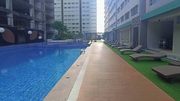 Una piscina al aire libre