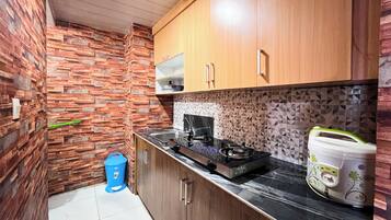 Refrigerador, placa de cocina, mesa de comedor