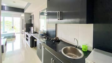 Departamento Deluxe | Cocina privada | Refrigerador, parrilla de estufa y comedor