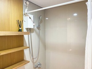 豪華開放式客房 | 浴室 | 淋浴設備、毛巾