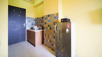 Estúdio luxo | Cozinha privada | Geladeira grande, cooktop, mesas de jantar
