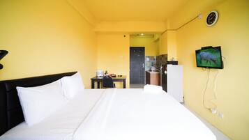 Deluxe Studio | Desk, free WiFi