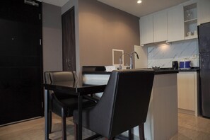 Deluxe-Apartment | Eigene Küche | Großer Kühlschrank, Herdplatte, Esstisch