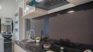 Căn hộ Deluxe | Bếp riêng | Tủ lạnh, bếp nấu, bàn ăn 