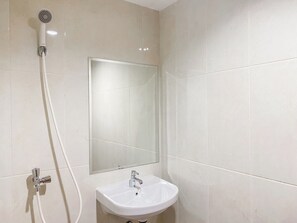 Deluxe studio | Badkamer | Een douche, handdoeken