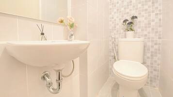 Deluxe Studio | Bathroom | Shower, towels