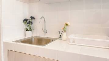 Deluxe Studio | Private kitchen | Fridge, stovetop