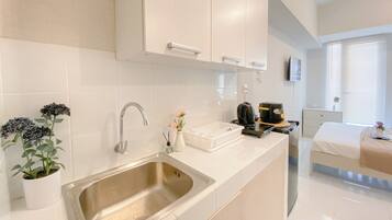 Deluxe Studio | Private kitchen | Fridge, stovetop