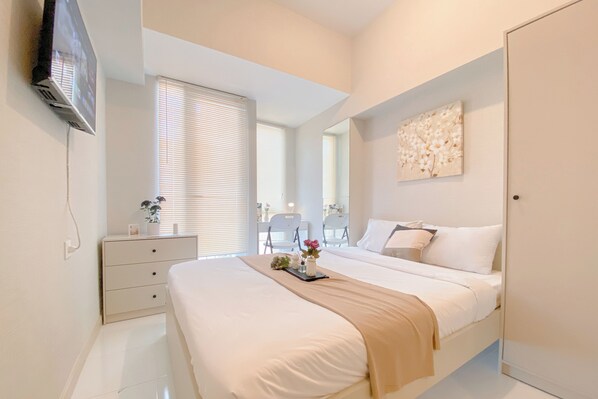 Desk, free WiFi - Good Deal And Restful Studio At Apartment Tokyo Riverside Pik 2 (Teluknaga)