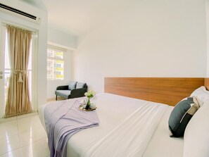 Deluxe Studio - Cozy And Homey Studio At Springlake Summarecon Bekasi Apartment (Bekasi)
