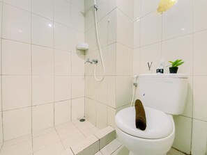 Deluxe Studio | Bathroom - Cozy And Homey Studio At Springlake Summarecon Bekasi Apartment (Bekasi)