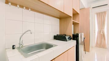 Deluxe Studio | Private kitchen | Fridge, stovetop, electric kettle
