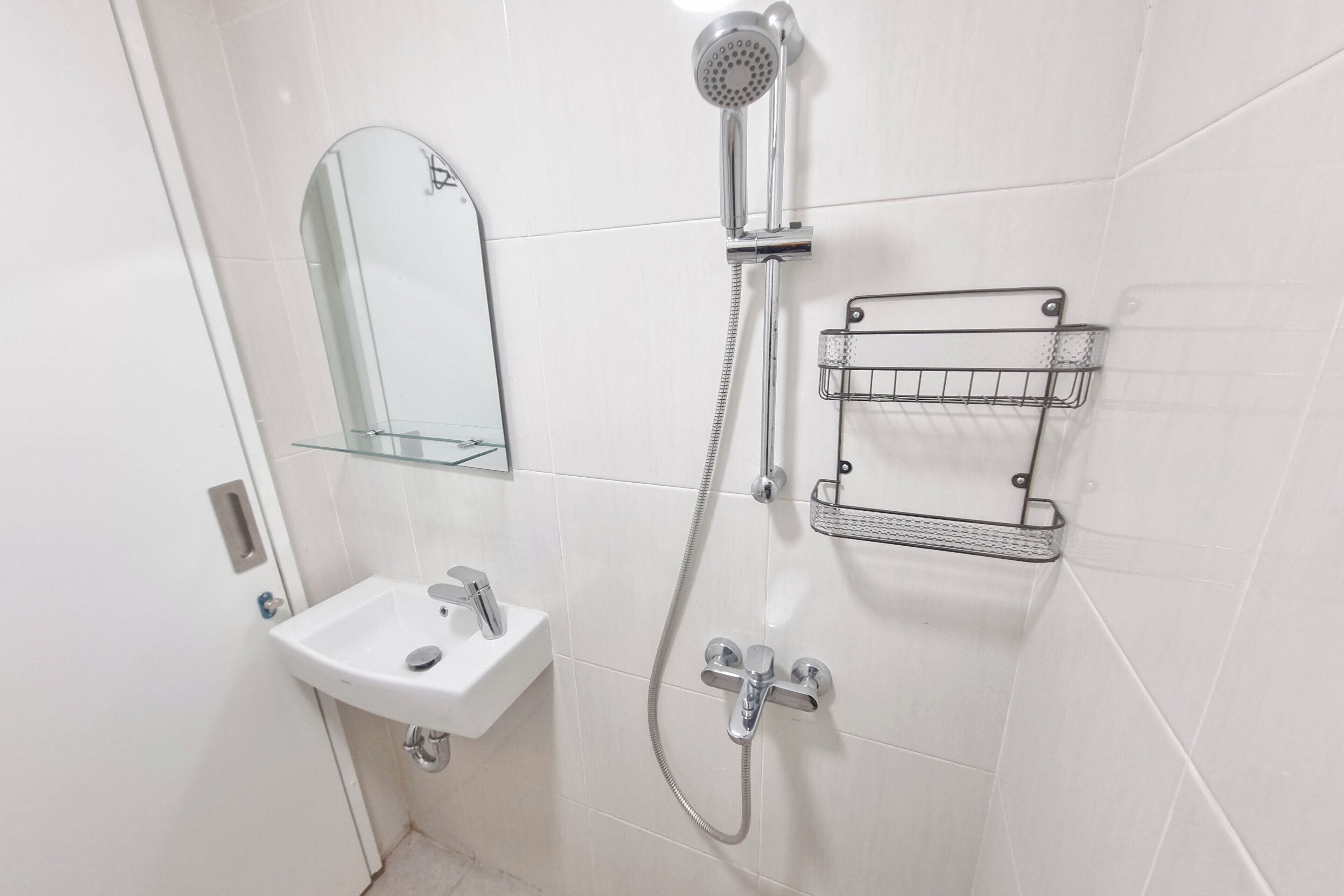 Studio Deluks | Kamar mandi | Shower dan handuk